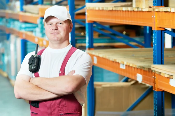 Caucásico joven trabajador manual en almacén — Foto de Stock