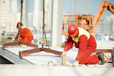Oluşturucu çalışan yükleme beton levha