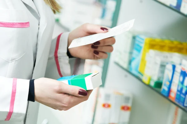 Mãos de farmacêutico com medicamento e prescrição — Fotografia de Stock