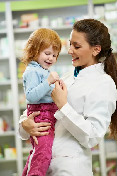 Farmacia química con niño en farmacia — Foto de Stock