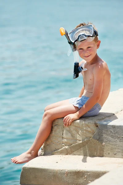 Lachende jongen met snorkeluitrusting — Stockfoto