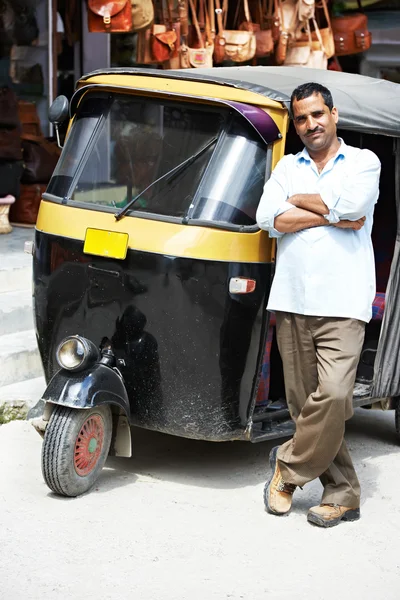 Indiano auto rickshaw tut-tuk motorista homem — Fotografia de Stock