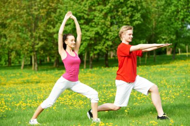 Fitness erkek ve kadın germe egzersizleri yapıyor