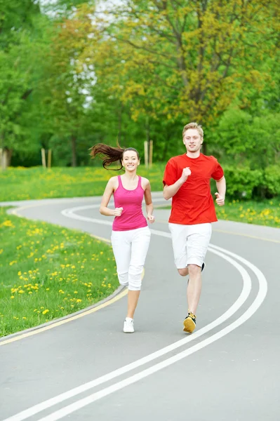 Молодий чоловік і жінка бігають на відкритому повітрі — стокове фото
