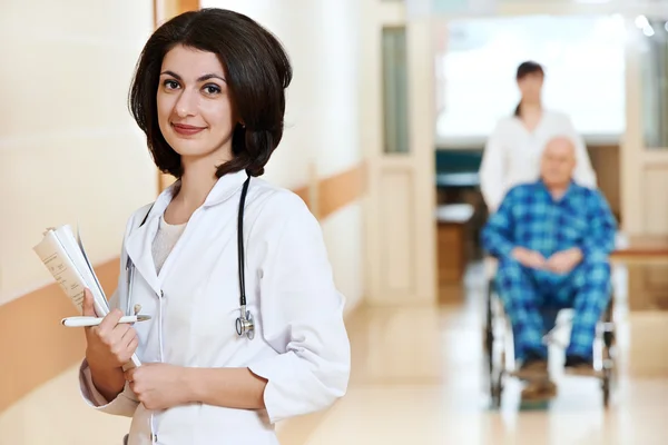 Junge glückliche Krankenschwester im Krankenhaus — Stockfoto