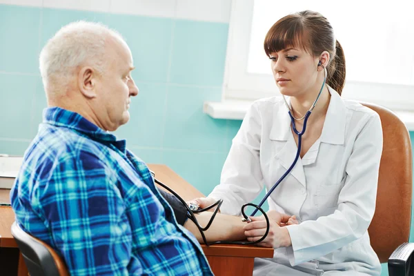 Enfermera en la prueba médica de presión arterial —  Fotos de Stock