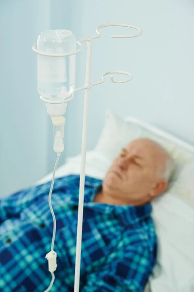 Paciente do hospital com conta-gotas — Fotografia de Stock