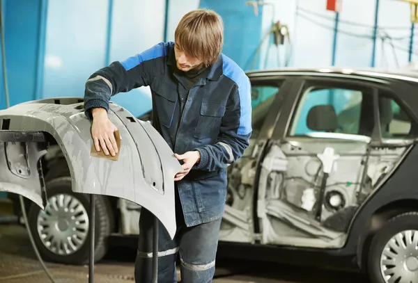 Reparador lijado de plástico coche parachoques — Foto de Stock