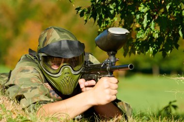 Paintball oyuncu holding yangın