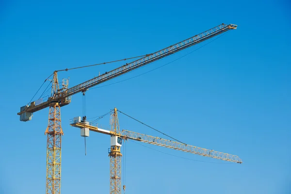 Tower cranes over blue sky — Stock Photo, Image