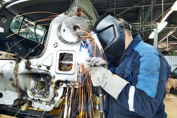 Reparateur schweißt Karosserie aus Metall — Stockfoto