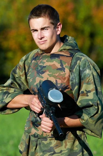 男の paintball プレーヤー — ストック写真