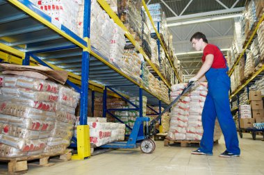 ambar çalışanı ile forklift Yığıcı