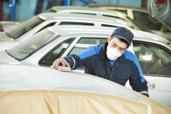 Reparador lijado techo del automóvil —  Fotos de Stock