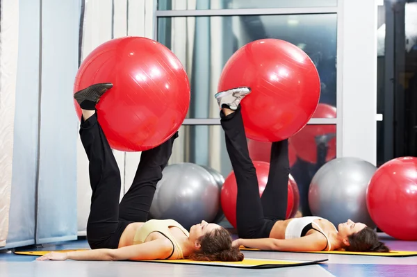 Vrouwen bij uitoefening met fitness bal — Stockfoto