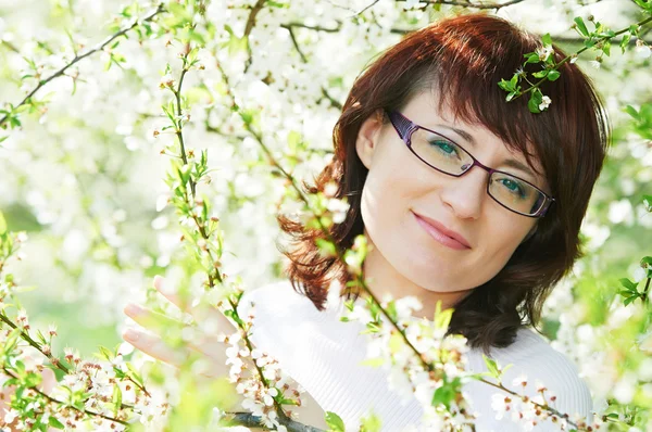 Femme souriante à la fleur de printemps — Photo