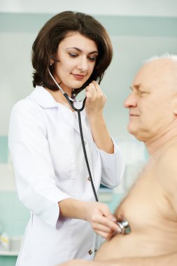 Doktor dinleme kalp atışı