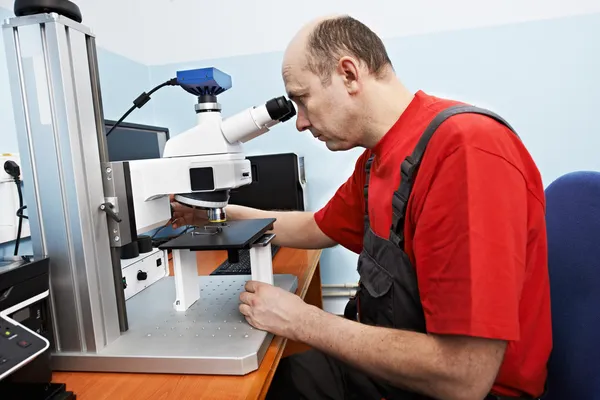 Sonda de verificação do trabalhador com microscópio industrial — Fotografia de Stock