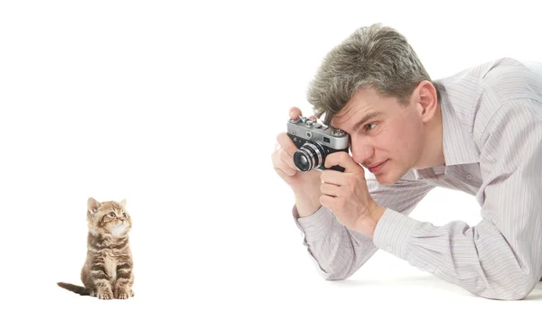 Фотограф животных фотографирует котенка — стоковое фото