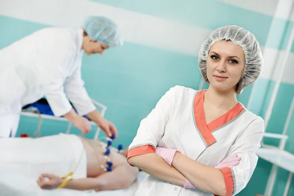 Médica na frente do teste de cardiograma — Fotografia de Stock