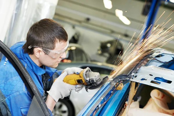研削金属ボディ車の修理工 — ストック写真