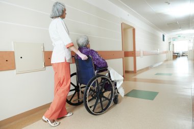 Tekerlekli sandalyede yaşlı hasta grubu hemşire