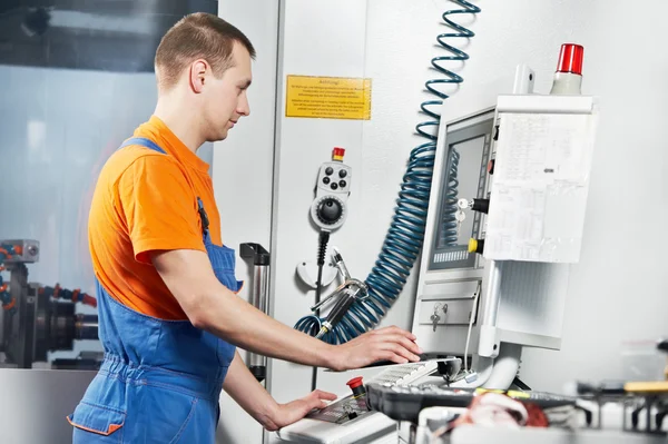 Trabajador industrial en taller de herramientas — Foto de Stock