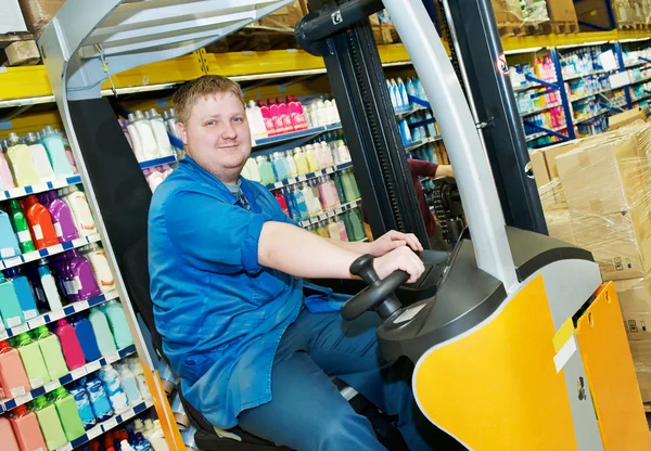 Felice magazziniere nel carrello elevatore impilatore — Foto Stock