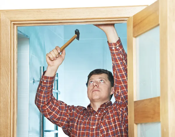 Ξυλουργός σε πόρτα εγκατάσταση — Φωτογραφία Αρχείου