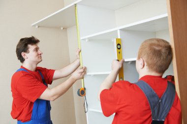 Kurulum çalışmasında gardırop katılımcıları