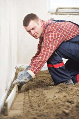 Sıvacı beton alt kat iş başında