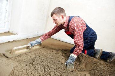 Sıvacı beton alt kat iş başında
