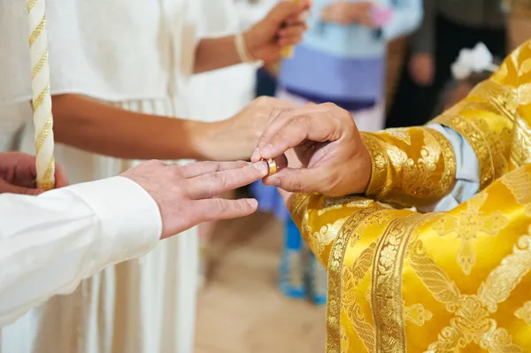 Cerimônia de casamento ortodoxa — Fotografia de Stock