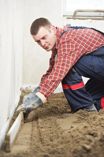 Штукатурка бетону робітник підлоги — стокове фото