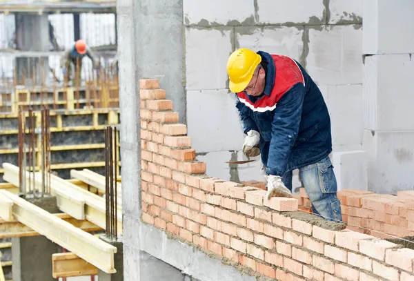 建設マソン労働者レンガ層 — ストック写真