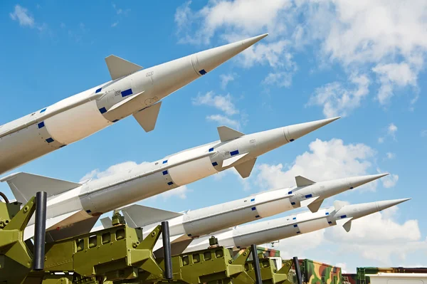 Zbraň protiletadlových rakety zaměřené do nebe — Stock fotografie