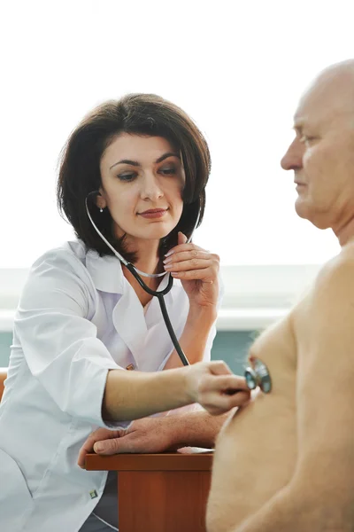 Doctor listening heartbeat — Stock Photo, Image