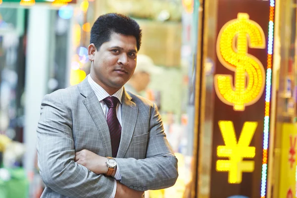 Усміхнений молодий індійський бізнесмен — стокове фото