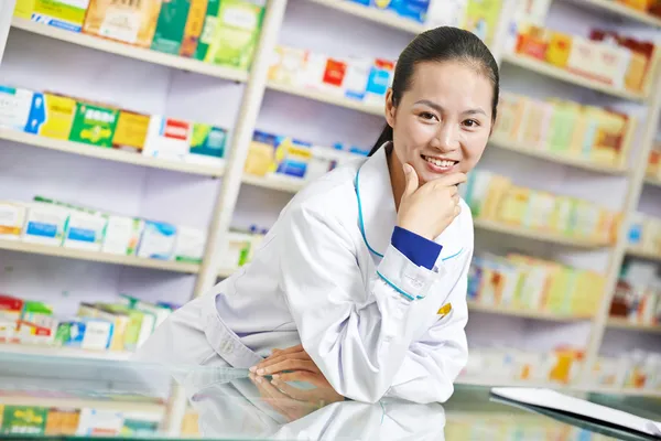 Chinese pharmacy chemist woman in china drugstore — Stock Photo, Image