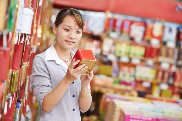 Chinese woman shopping food — Stock Photo, Image