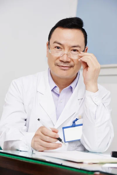Cinese asiatico maschio medico — Foto Stock