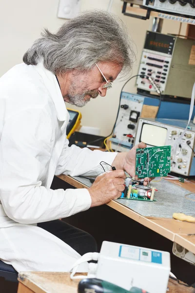 Inżynier technik w pracy z mikroprocesor — Zdjęcie stockowe