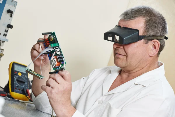 Technicien ingénieur au travail avec micropuce — Photo