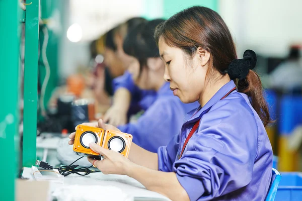 Chino trabajador masculino en la fabricación — Foto de Stock