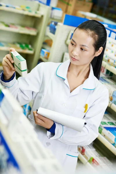 Китайская аптекарь-химик в китайской аптеке — стоковое фото