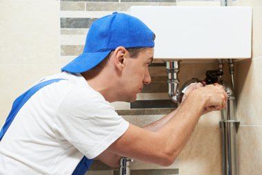 Genç tesisatçı adamın işçisi