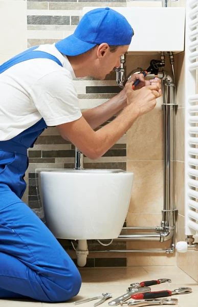 Giovane idraulico uomo lavoratore — Foto Stock