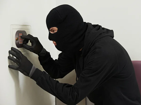 Ladrón ladrón en código de la casa rompiendo —  Fotos de Stock