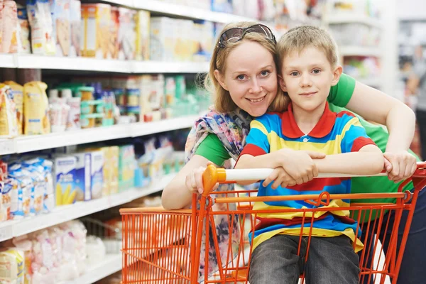 Family shopping at supermarket — Stock Photo, Image