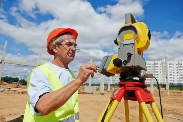 Surveyor lavora con teodolite — Foto Stock